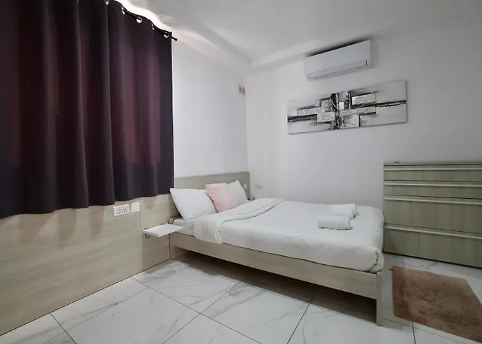 Valletta View 2br With Terrace * 그지라